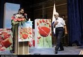 پدر حاج حسین یکتا در رونمایی از کتاب (مربع های قرمز)خاطرات حاج حسین یکتا