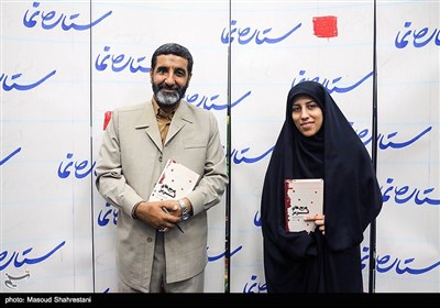 زینب عرفانیان نویسنده کتاب و حاج حسین یکتا در مراسم رونمایی از کتاب (مربع های قرمز)خاطرات حاج حسین یکتا