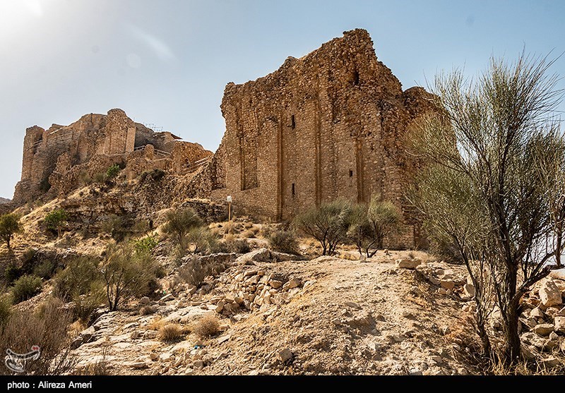 Qal&apos;eh Dokhtar Castle in Firoozabad: Ancient Castle of Sassanid Period