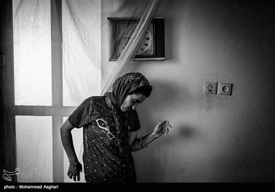 استان مازندران-شهرستان کیاسر-روستای خالخیر- سکینه خلخالی 38 ساله در زیر ساعت خانه ایستاده است. پدر و مادر او دختر دایی پسر عمه هستند.برادر او قربان 55 ساله نیز معلولیت ذهنی دارد.