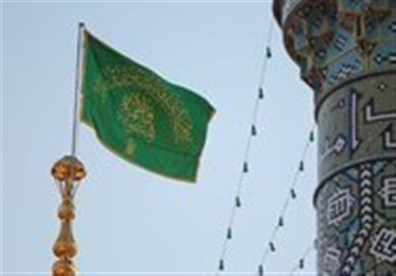 مراسم اهدای پرچم عزای حسینی به هیئت‌های عزاداری در حرم رضوی برگزار شد