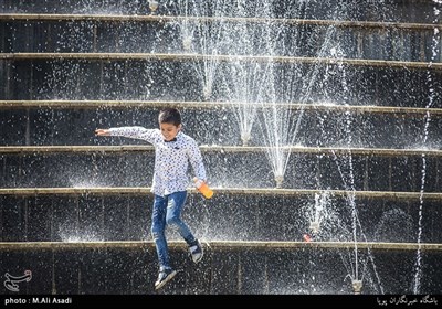 کودکی درحال آب تنی درپارک ملت تهران
