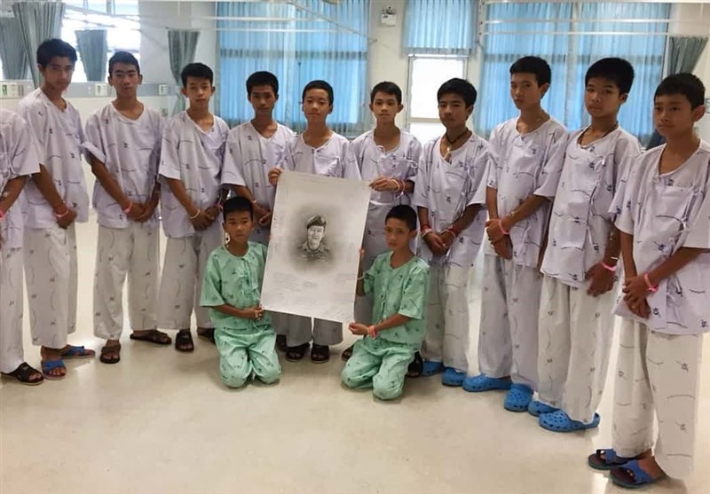 نجات‌یافتگان غار تایلند در سوگ غواص فداکار