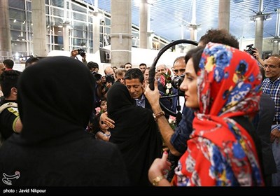 Iranian Referee Warmly Received by Fans at Tehran Airport