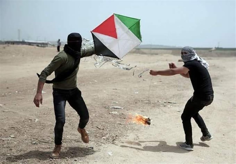 بالصور.. شاهد کیف یتم اطلاق الطائرات والبالونات الحارقة فی غزة