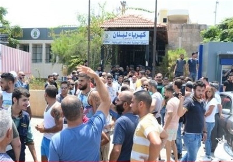 حمى الاحتجاج على تقنین الکهرباء تنتقل إلى لبنان