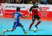 اصفهان| قطع برق ورزشگاه پیروزی و حضور مربی سابق سپاهان در سالن مسابقه