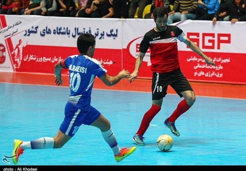 اصفهان| قطع برق ورزشگاه پیروزی و حضور مربی سابق سپاهان در سالن مسابقه
