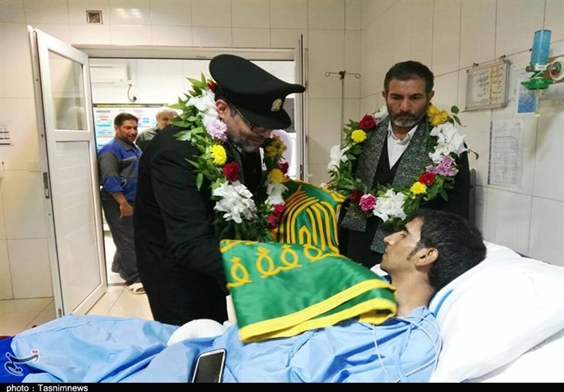 پرچم تبرک شده حرم امام رضا(ع) در دستان بیماران بیمارستان طالقانی اهواز