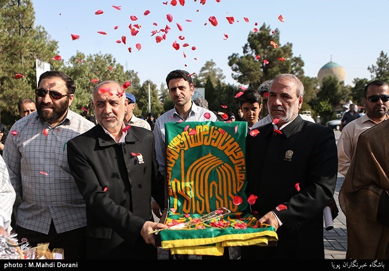 ‌خوشحالی وصف‌ناپذیر توریست‌ها برای گرفتن گل از خادمان رضوی در یزد