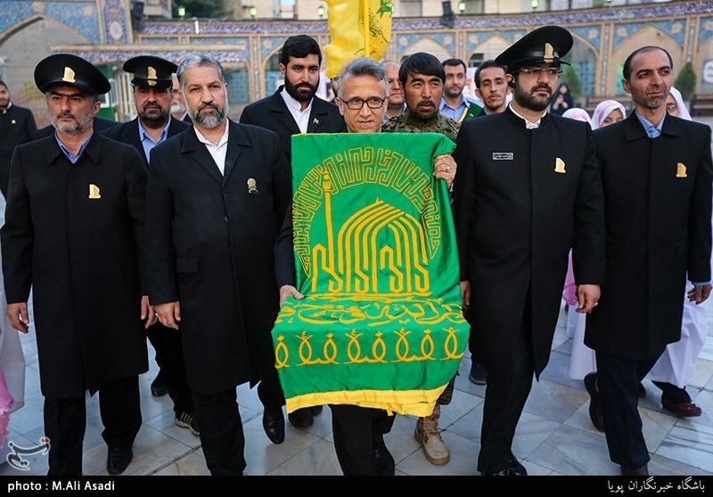 آیین تعویض پرچم گنبد امامزاده صالح(ع) با حضور کاروان &quot;زیر سایه خورشید&quot;