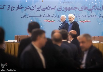  حسن روحانی رئیس جمهور و محمد جواد ظریف وزیر امور خارجه در همایش رؤسای نمایندگی‌های ایران در خارج از کشور 