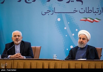  حسن روحانی رئیس جمهور و محمد جواد ظریف وزیر امور خارجه در همایش رؤسای نمایندگی‌های ایران در خارج از کشور 