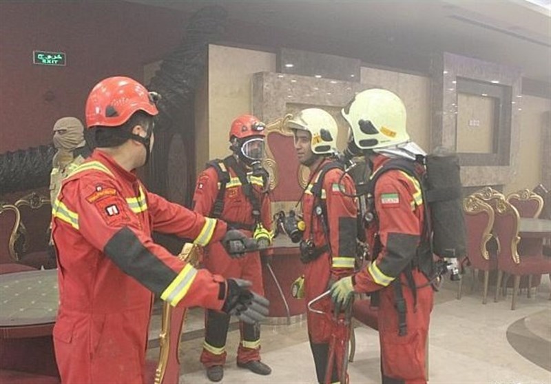 نجات 40 نفر به دنبال آتش‌سوزی در تالار پذیرایی + تصاویر