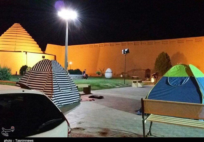 مردم کرمان شب گذشته را در پارک‌ها و خیابان‌ها سپری کردند+تصاویر