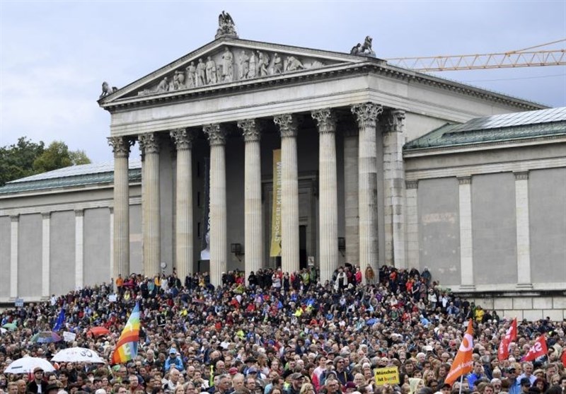 Thousands Rally in Munich to Protest &apos;Politics of Fear&apos;