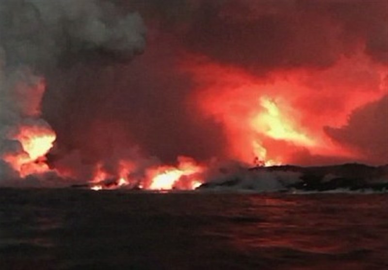 فیلم ورود گدازه‌های آتشفشان به قایق تفریحی