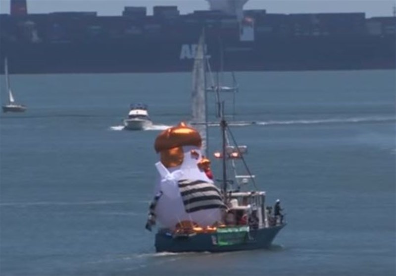 &apos;Trump Chicken&apos; Blimp in Prisoners’ Dress Sail off Coast of San Francisco (+Video)