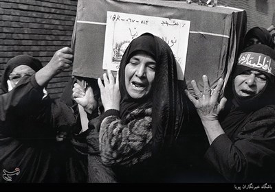 عکاس محمد رازدشت/تهران معراج شهدا1376/تشییع پیکر1000شهید بر شانه های مادران