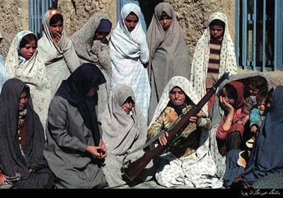 همدان-شهرستان رزن،روستای گاوسوار،تابستان1360/کلاس آمادگی دفاعی زنان روستا