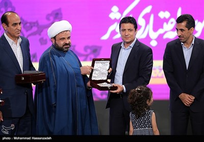 تقدیر از علیرضا فغانی در مراسم انتخاب برترین‌های هفدمین دوره لیگ برتر فوتبال