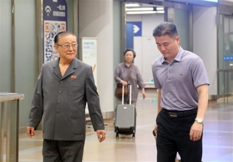 حضور سفرای ارشد کره شمالی در فرودگاه پکن پس از جلسه مهم با کیم‌ جونگ اون