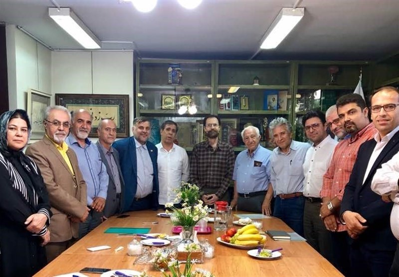 مدیرکل هنرهای تجسمی با اعضای شورای عالی انجمن خوشنویسان ایران دیدار کرد