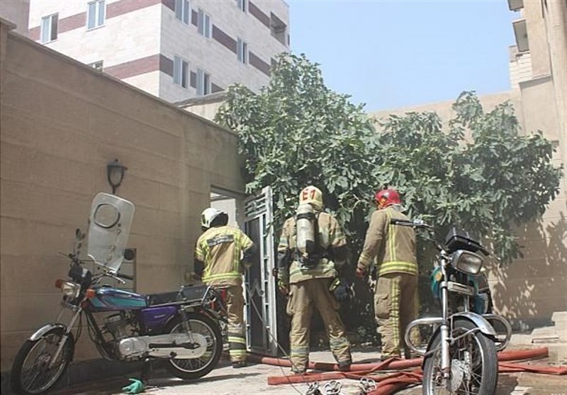 نجات 15 نفر از ساکنان ساختمان مسکونی توسط آتش‌نشانان + تصاویر