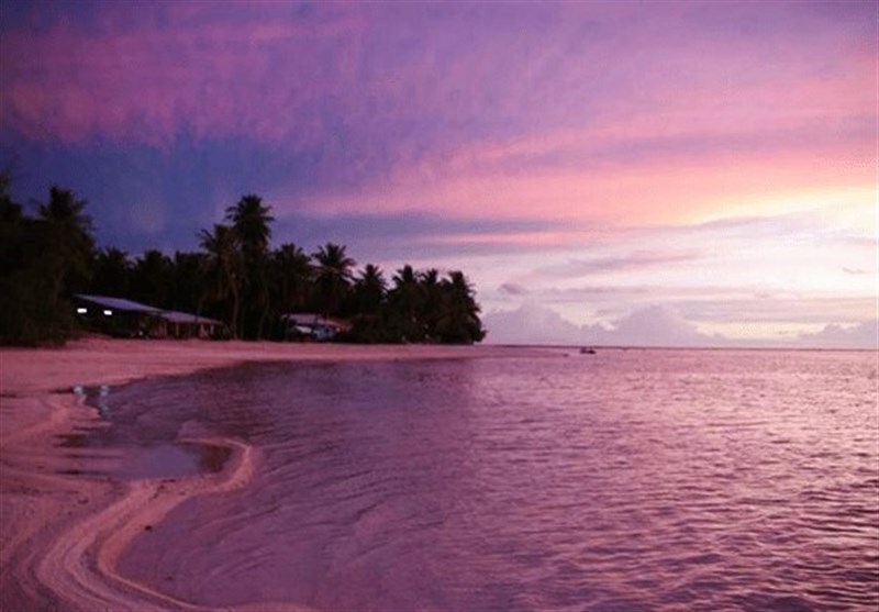 الشاطئ الوردی فی إندونیسیا