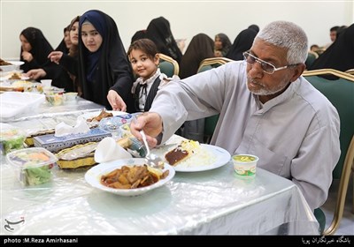 اطعام کاروان زائر اولی ها در مهمانسرای امام رضا(ع)