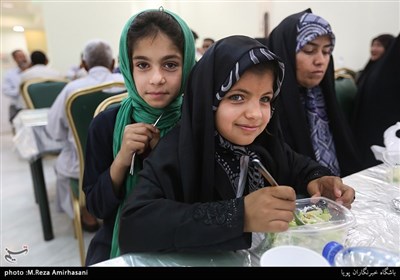اطعام کاروان زائر اولی ها در مهمانسرای امام رضا(ع)