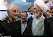 آیت الله غیاث الدین طه محمدی نماینده ولی فقیه در استان همدان و سردار سرلشکر پاسدار قاسم سلیمانی فرمانده نیروی قدس سپاه پاسداران انقلاب اسلامی در مراسم یادواره شهدای عملیات رمضان - همدان