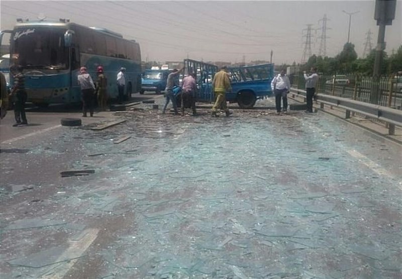 فرش شدن بزرگراه آزادگان با &quot;شیشه‌ خُرده&quot; پس از واژگونی نیسان حامل شیشه + تصاویر