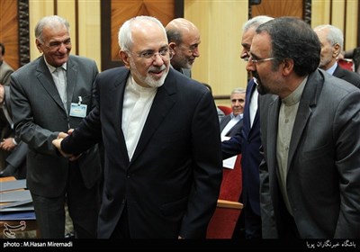 محمدجواد ظریف وزیر امورخارجه در همایش مشترک سفرای جمهوری اسلامی ایران با فعالان بخش خصوصی
