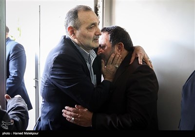 محمد طهرانی مقدم برادر شهید حسن طهرانی مقدم در مراسم تشییع پیکر والده حمیدرضا مقدم‌فر