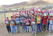 دانش آموز تحت حمایت کمیته امداد استان بوشهر بسته‌های تحصیلی دریافت می‌کنند
