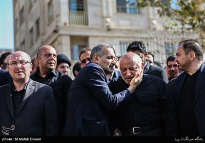 محمد طهرانی مقدم برادر شهید حسن طهرانی مقدم در مراسم تشییع پیکر والده حمیدرضا مقدم‌فر
