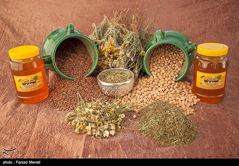 کارآفرینان اصفهان| کارآفرینی که بازار دمنوش‌های گیاهی را رونق داد