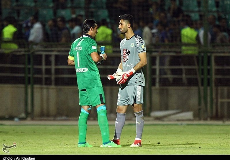 اصفهان| مذاکره رحمان احمدی و رشید مظاهری در پایان بازی+ تصویر