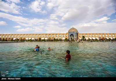 آب بازی کودکان در نقش جهان - اصفهان