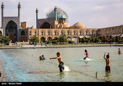 آب بازی کودکان در نقش جهان - اصفهان