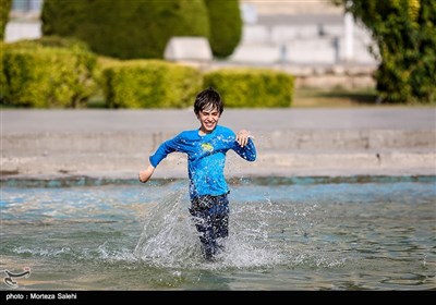 آب بازی کودکان در نقش جهان - اصفهان