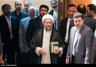 ورود آیت‌الله آملی لاریجانی رئیس قوه قضاییه به مراسم بزرگداشت روز حقوق بشر اسلامی و کرامت انسانی