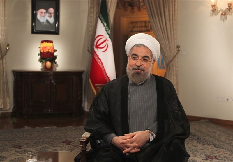 روحانی در گفت‌و‌گوی زنده تلویزیونی: مذاکره هم‌زمان با تحریم معنا ندارد/ آمریکا باید به ایران غرامت بدهد