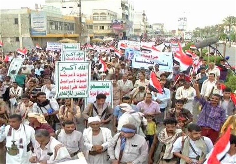 تظاهرات گسترده در الحدیده علیه سعودی‌ها و امارات؛ «جنایات شما بی پاسخ نخواهد ماند و خون‌های ما پیروز خواهد شد»