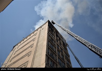آتش سوزی ساختمان 10 طبقه در خیابان آفریقا