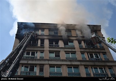 آتش سوزی ساختمان 10 طبقه در خیابان آفریقا