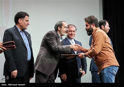 تقدیر از مجید عسگری‌پور عکاس خبرگزاری مهر برگزیده بخش عکس "زلزله کرمانشاه" نخستین جشنواره رسانه‌ای مداد قرمز
