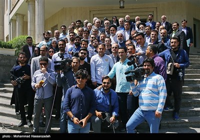 عکس یادگاری حجت الاسلام حسن روحانی رئیس جمهور با خبرنگاران در حاشیه جلسه هیئت دولت