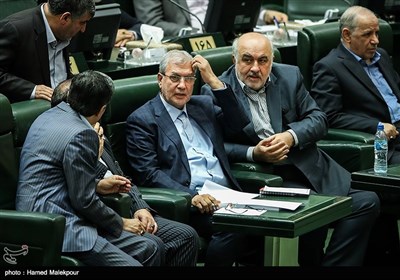 علی ربیعی وزیر تعاون ، کار و رفاه اجتماعی در جلسه استیضاح خود